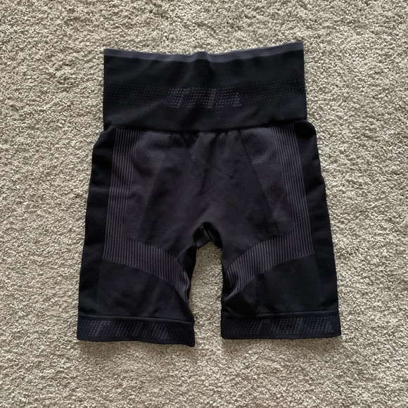 Aritzia TNA bike shorts - Picture 1 of 3
